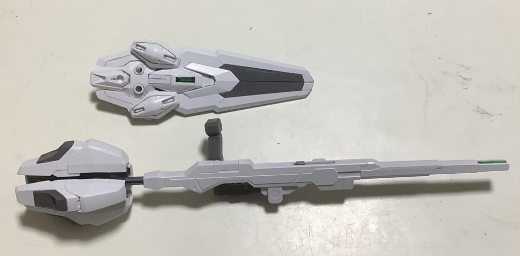 今度は武装です。武装はバリアブロッドライフル、ビームサーベル、エスカッシャンの3つです。バリアブロッドライフル、ビームサーベルは新規造形ですがエスカッシャンはエアリアル改修型からの流用です。