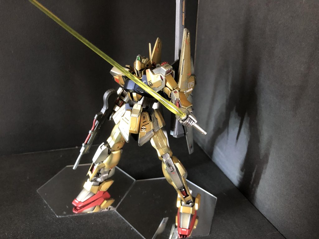 左手ビームサーベル。箱絵でも左に持ってたので真似しました。シールドないから両手武器似合いますね。