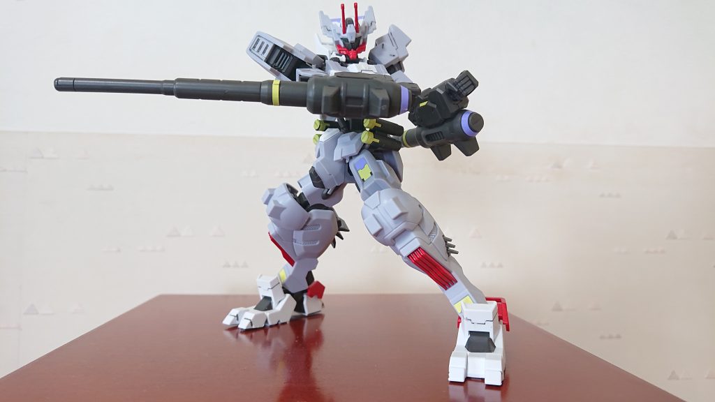 黄色いランナーはレッドに塗装しましたがシールまでは塗装出来なかったので黄色い部分も残ってます(笑)