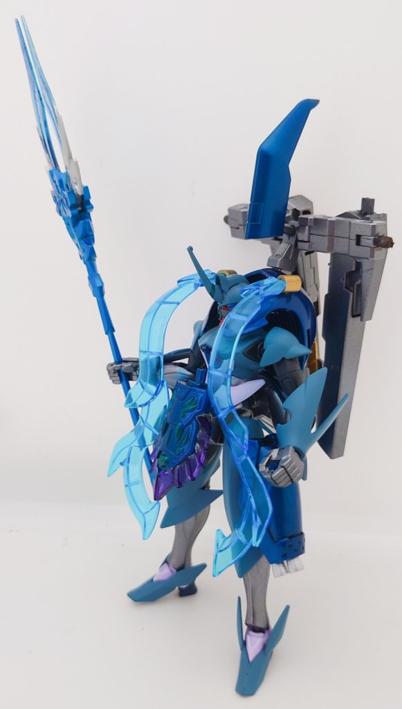 側面。バックパックには背びれをイメージしたパーツを装備させてみました。