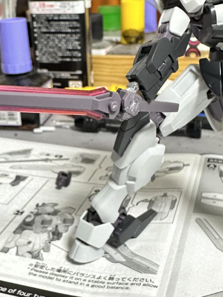 特に、シュバルゼッテは手首にランチャーがあるデザインなのでビームブレイドの柄と干渉してこれ以上は角度のつけようがないんですよね。それこそ前腕の構造から見直さないとならなくなるので塩梅が難しいですね。このランチャーもっと活躍してほしかったな...実は砲口をメタルパーツに置き換えているので見えるところを探してみてください。何枚かポージング。