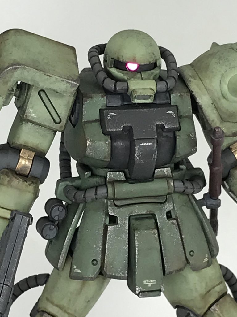 モノアイは電飾を…ではなくて…100均デコシールをヤスリがけしたのを貼り付けただけ🙄ライトの当て方とカメラ(スマホ)の写角次第で結構光ります😃