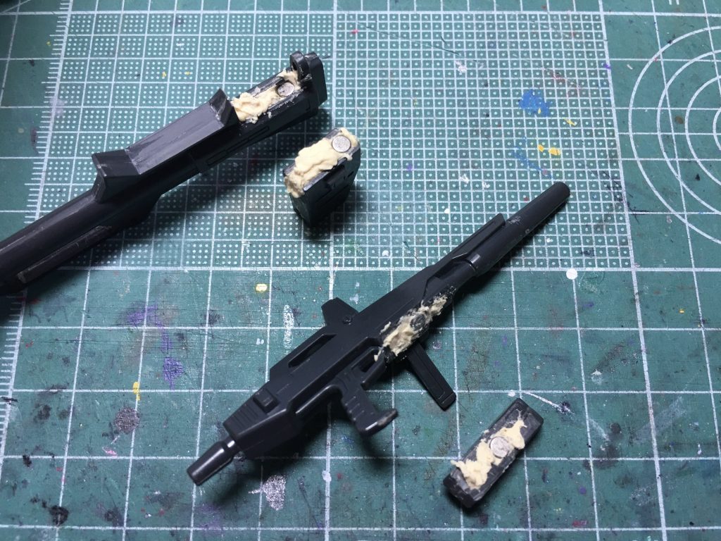 2年間寝かせてきたので途中写真全部載せるの面倒くさくなって...製作ストーリーにも載せているので詳しい説明はそちらもご覧ください。 ビーム・ライフルとハイパー・バズーカは弾倉をエッチングソーで分割して内部にエポキシパテでネオジム磁石を固定。磁石接続での弾倉交換にチャレンジしてみました。