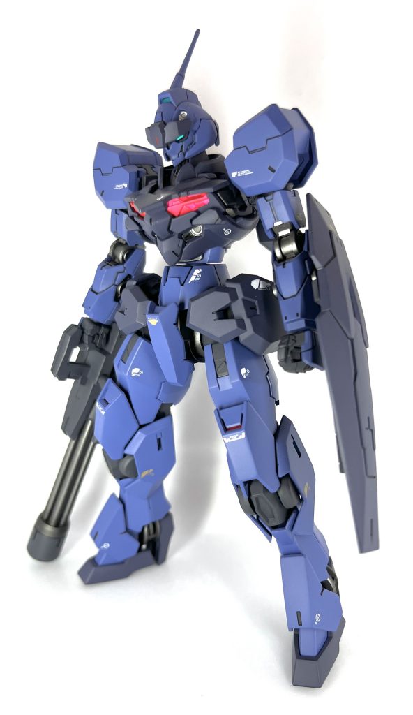 フロントショット。ガンヴォルヴァの外装がめちゃくちゃ好みだったので、胸部を替えてコックピット有りの有人機版を作りたいと思ったのがスタートです。でもガンダムには乗りたくない()ので、シェルユニットを撤廃した非GUNDフォーマット搭載機という設定の機体にすることにしました。要するに「ガンダムっぽいけどガンダムじゃない機体」を作ることにしたわけですが、ここで自分が一番好きなMSであるペイルライダーがまさにそんな立ち位置の機体であることを思い出し、本機体の裏モチーフとしてペイルライダーの要素を盛り込むことにしました。