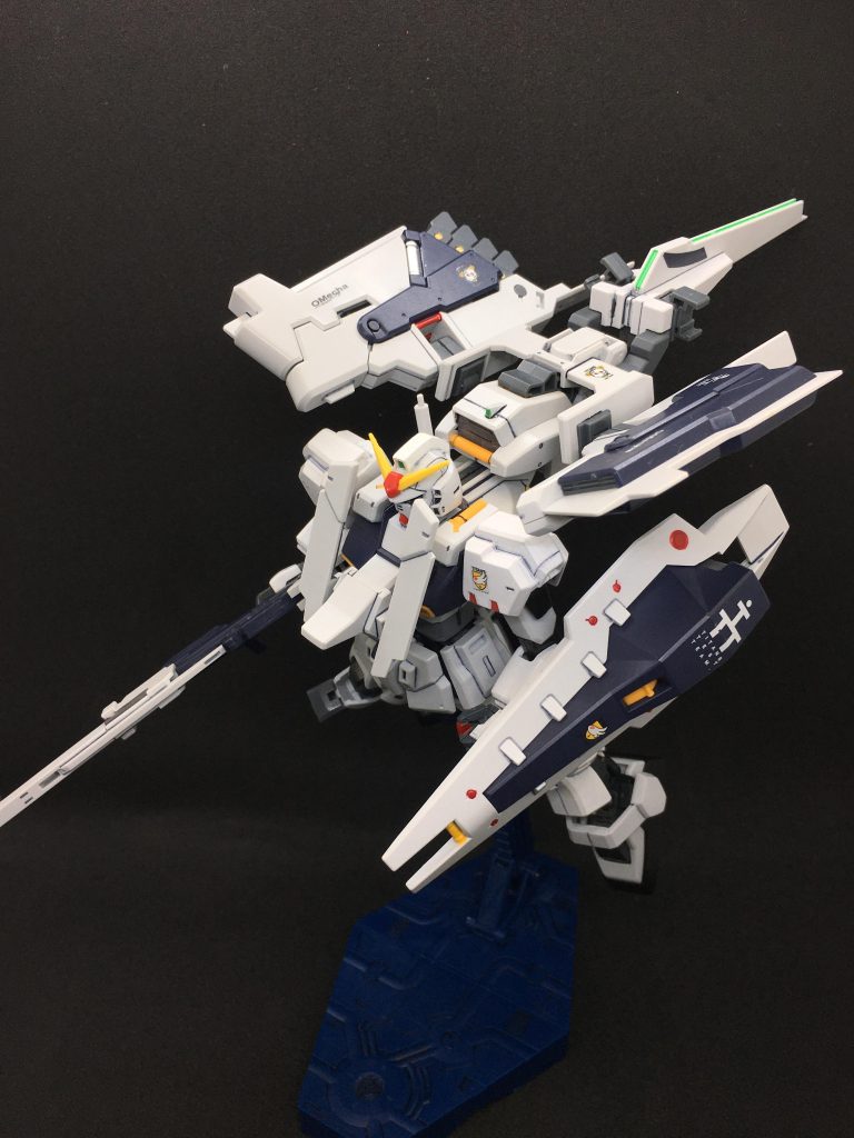 ...ということで本当に存在したかしていないか分からない謎の機体、という感じで製作してみました。ハイゼンスレイで余るヘイズル改の胴体と肩アーマーをいつも通り、「もったいない」と言うことで組み込んだ作品となります。ヘイズル改の胴体を使っているので当然フルドドやトライ・ブースター・ユニットの装着も可能です。