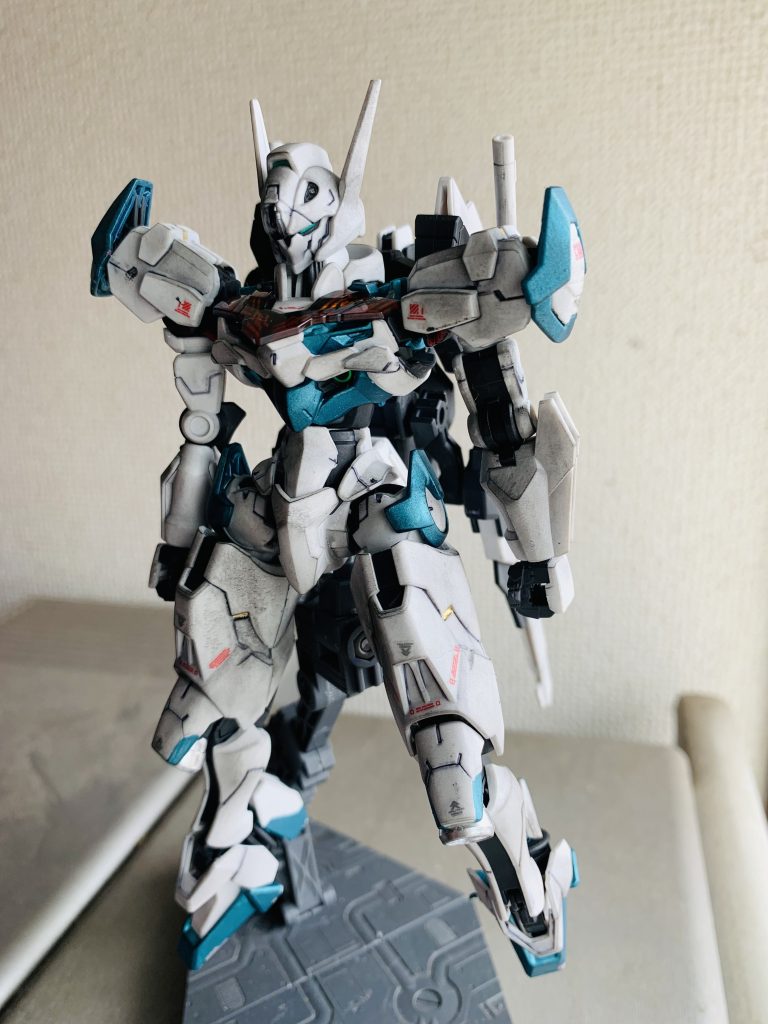 メタリックグリーンは異様に塗膜が弱い印象があったので一旦シルバーで塗ってからメタリックグリーンを上塗りしています。やはり剥がれましたお陰でチッピングのようになって良かったです。メイン写真の鎖骨部分とか。