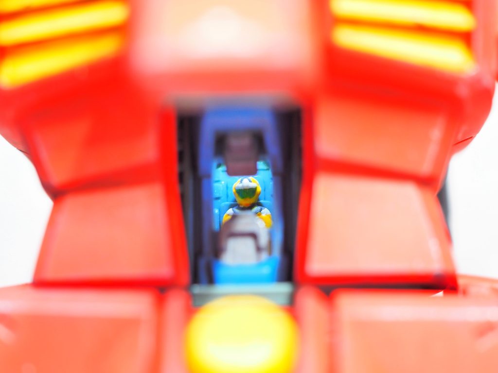 キットは操縦席が再現されていますが完成後に暗くて見えにくいのでLED（ミライト）を入れて光るようにしました。以上ご覧いただきありがとうございました