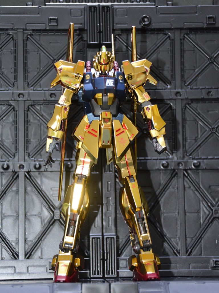 家に帰ってデカール張り、プレミヤムトップコート光沢しましたが、メッキの輝きがおちてションボリ。肩の百もデカールと交換しました。中央又はクリアーイエローで修正したけど写真だとばれますね。