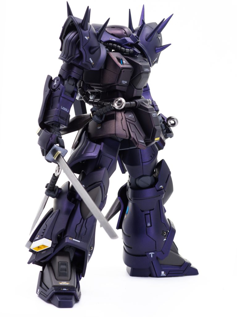 側面撮影ブースでまんべんなく光を当てているのでしっかり紫色っぽいですが光が当たりにくいところは結構黒く沈んでいきベタとは違った色の変化が感じられるようにしました。撮影ブースでなかったり露出が低いところだとかなり真っ黒です。こういうものの写真表現は本当に難しい。