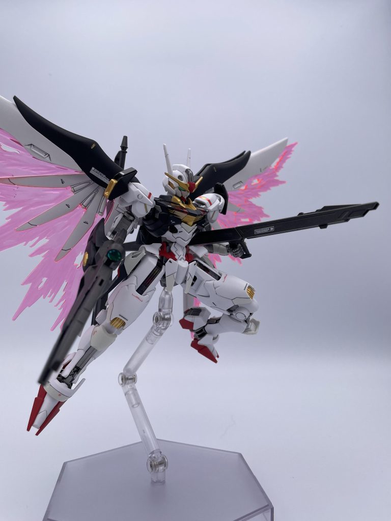 構えるのに少し苦労した長射程ビーム砲。比べるとHGCEのデスティニーって可動域めっちゃ良くて完成度高いキットなんだと実感しました。