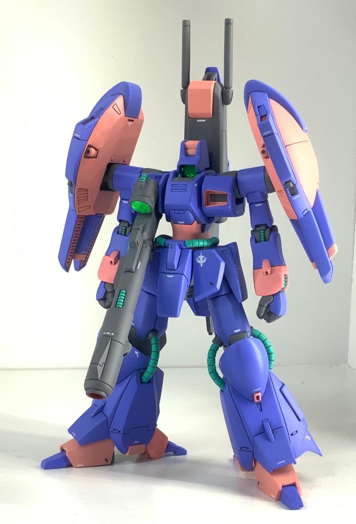 ディテール 動力パイプやスラスターが多い機体のため、それらを活かすため筋彫りやデカールは最小限に。