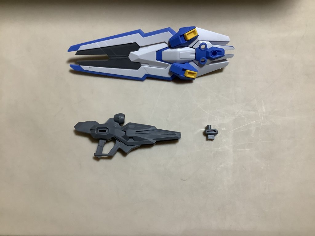 ビームライフルとシールドです。ビームライフルは2パーツのモナカ構造で、合わせ目が発生します。エスカッシャンシールドは11個のガンビットへの分離機能を再現していて、分解してビット展開状態、ビットオンフォームを再現できますが、スタンドは付属していないので、ビット展開状態を再現するには別キットの『水星の魔女 ウェポンディスプレイベース』が2個必要です。