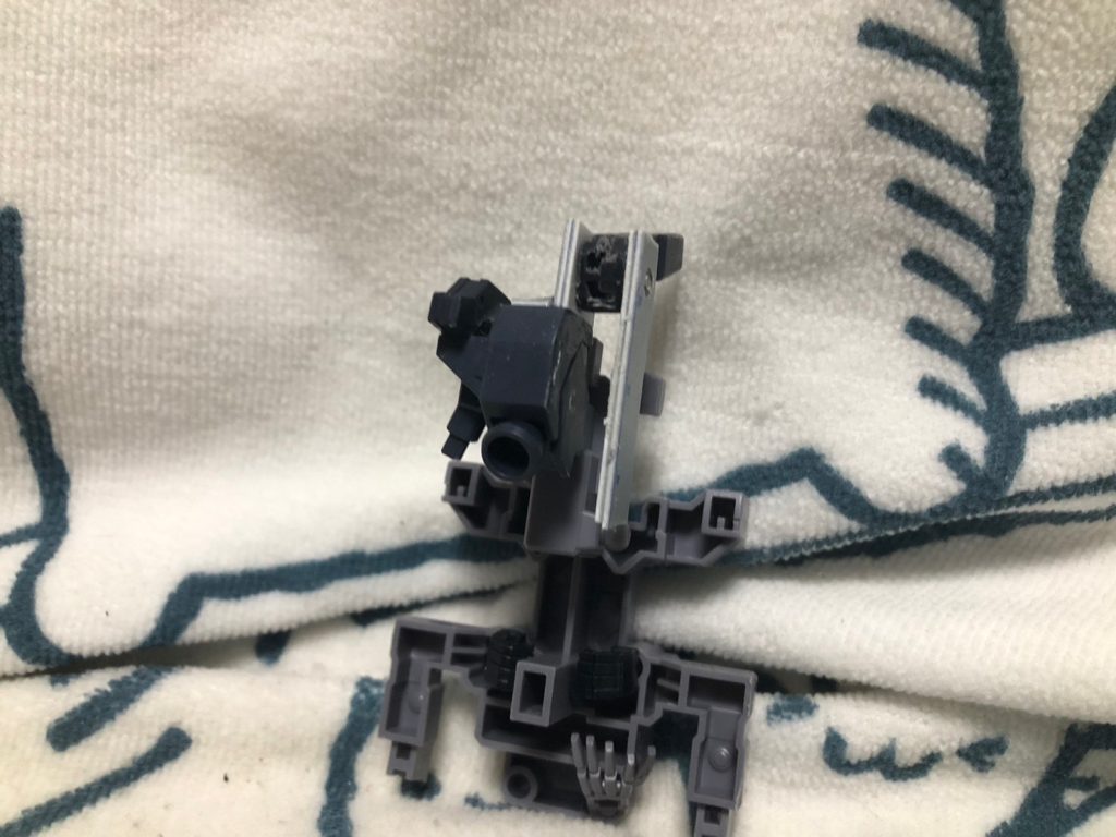 取り付け方はプラ板に穴をあけ通し接着。キャノン砲のスイング機能を優先したのでバックパック一部を切断し回転も可能。