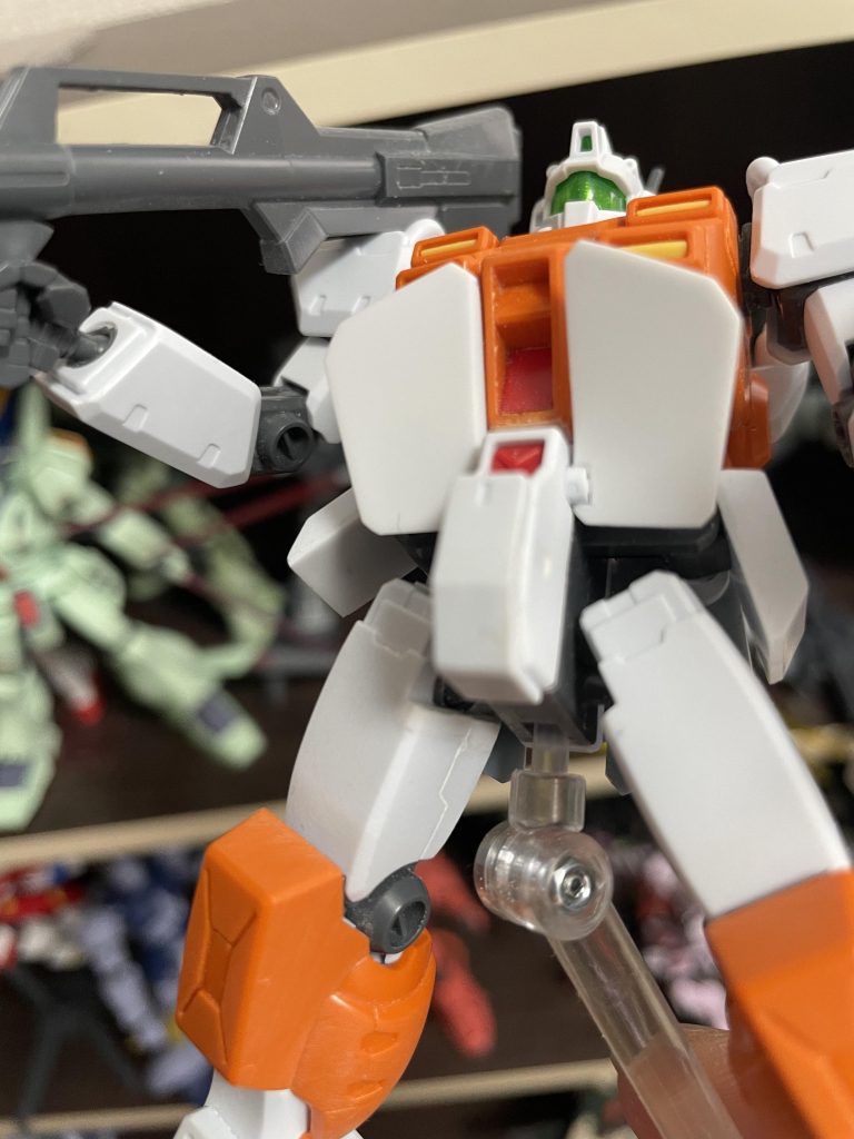 太もも内側は可動域を確保するために段差があったので雑誌の工作を参考にスカートから段差がわかりにくいようにプラ板を2ミリにして分解できるよう考慮しながら改修しました。