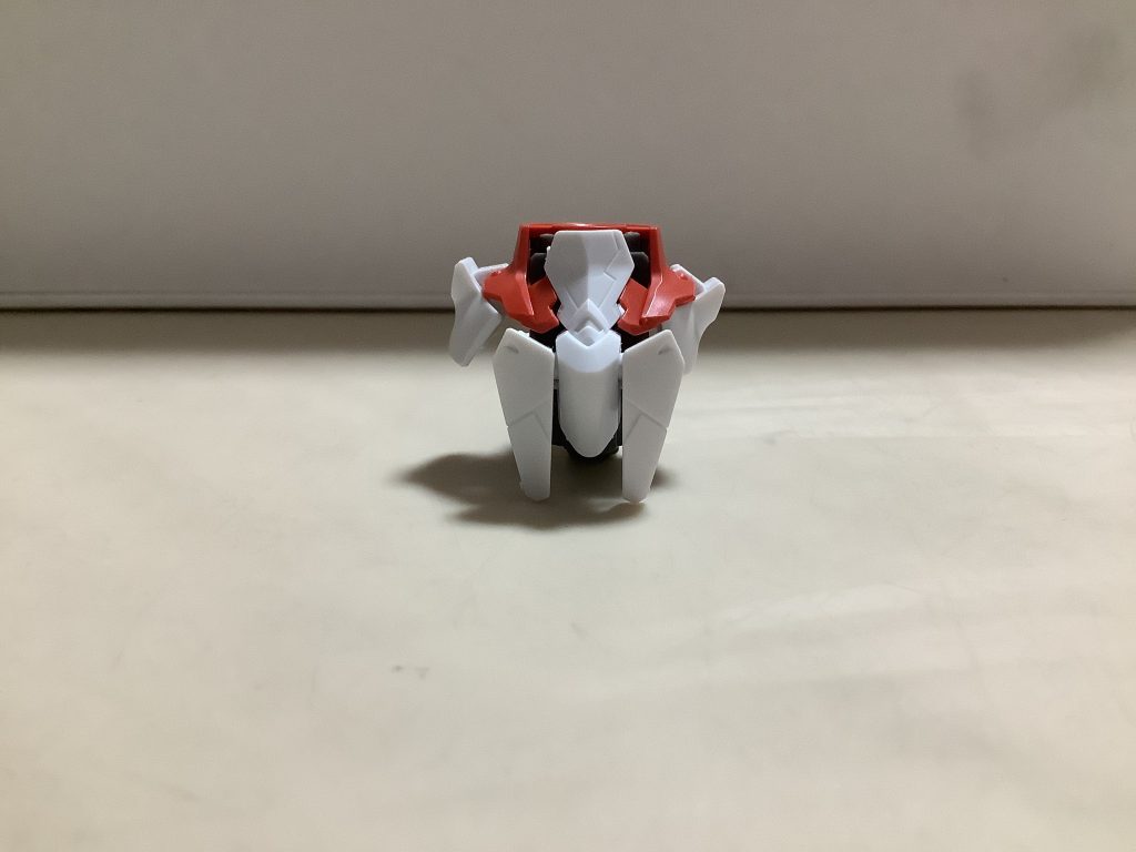 上半身が終わったので下半身の組み立てです。まず腰から。リアアーマーは固定式、サイドアーマーは上下に可動します。フロントアーマーはボールジョイント接続ですが上に上げる動作しかできないです。モールドは結構入っていて、まじでカッコ良いです。