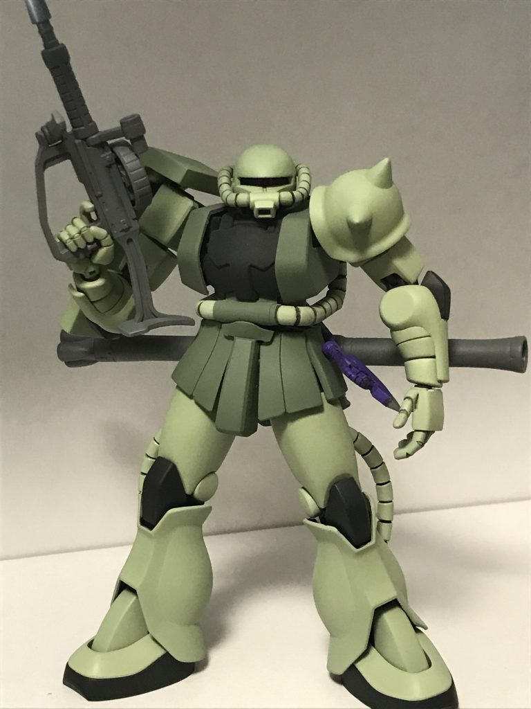 バズーカ　ヒートホークはネオジム磁石で脱着可能ですモノアイの枠をランナータグで幅詰めしましたちょっと強そうか？　でもすぐやられます　僕それ用のキャラなんで