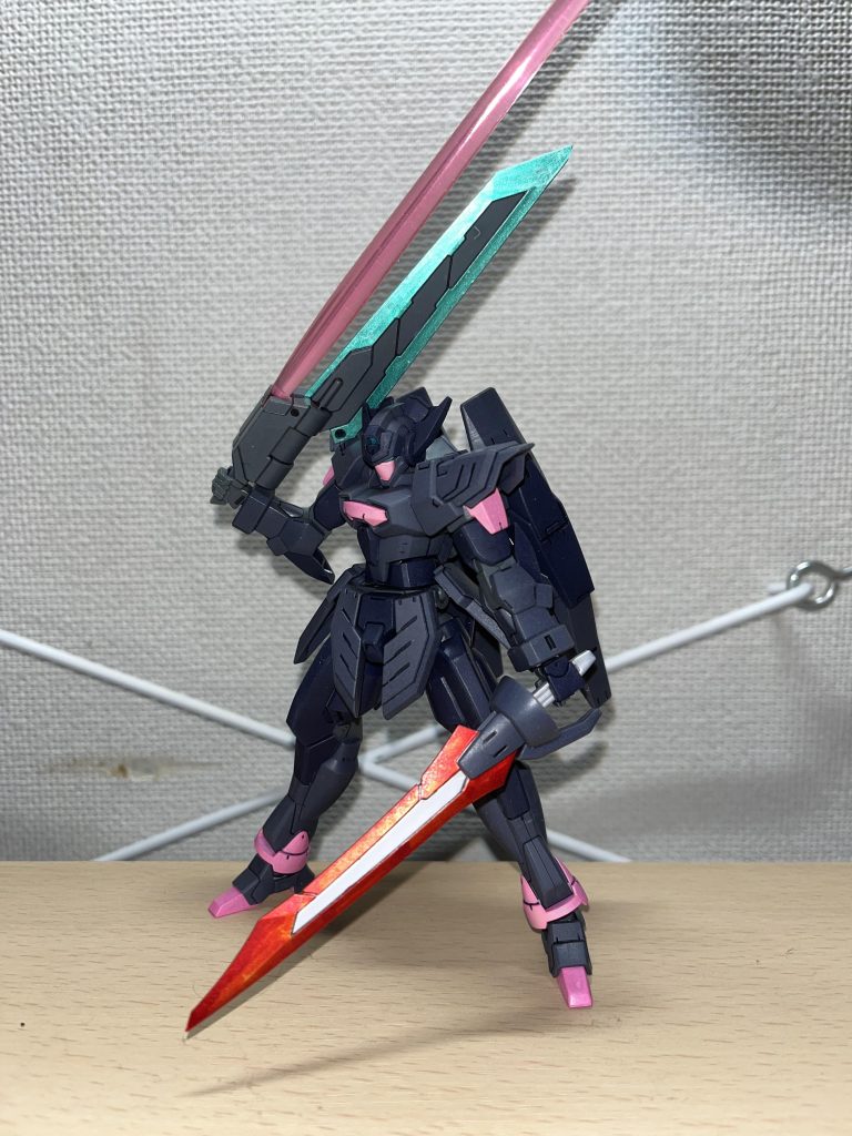 右手はGNソード。GNフィールドを使う機体用に装備。ハイパービームサーベルも発振でき、実体剣に強いPS装甲系にはこちらで対応する。