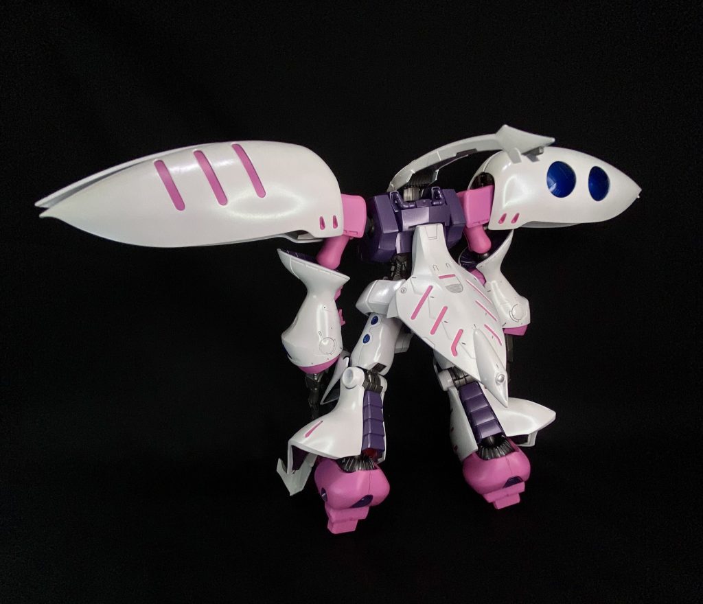 今回は白パーツのヤスリがけを何度も何度も丁寧に仕上げ、コンパウンドで綺麗な艶が出るように仕上げました。いつもはサボる作業なのでかなり大変でした