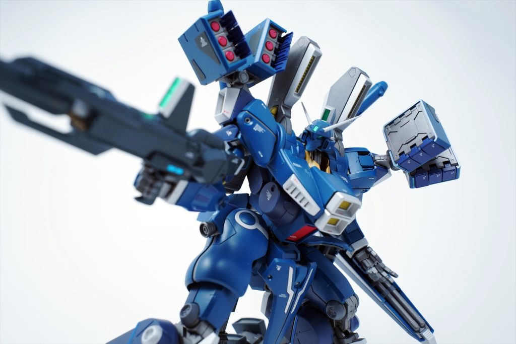 通称SEED撃ちともいえるポーズ結構様になっていると思いますが、実際に組み上げて観てみるとどっしり感のほうが強いイメージになります