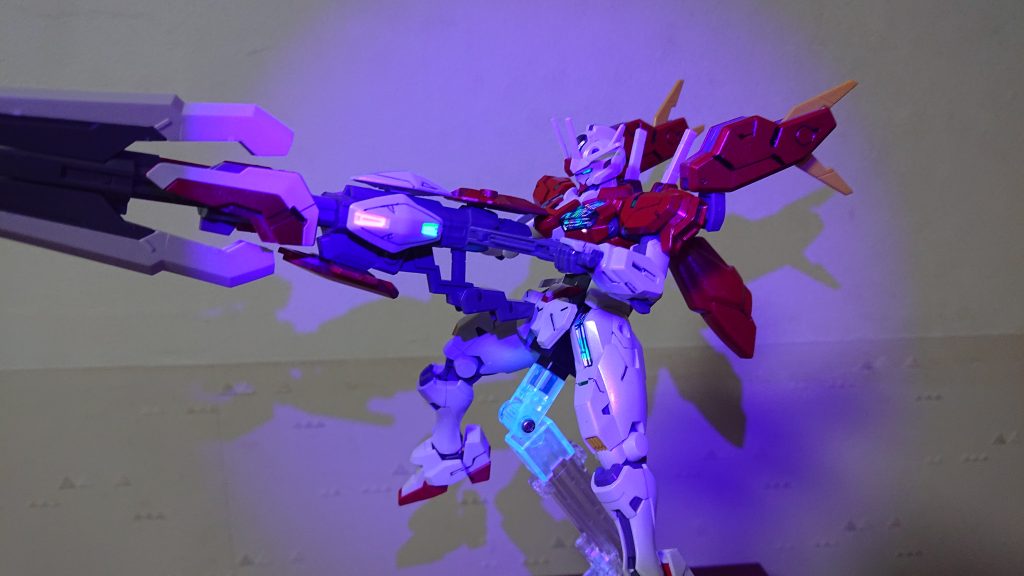 メガランチャーのリミッター解除状態のUV照射で一部のエスカッシャンと目とパーメットが光ります✨そしてナゼかアクションベースも光る!!!!