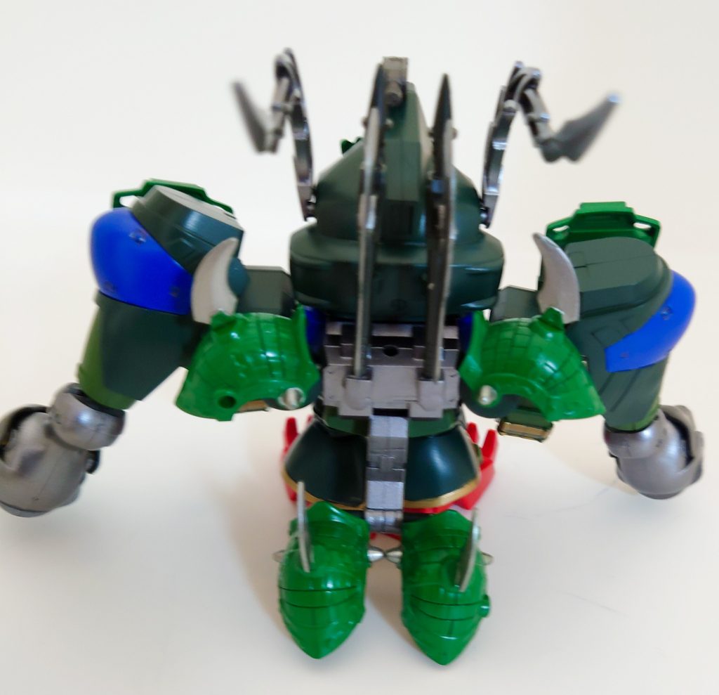 背面特徴的なスラスターを4基取り付けております。