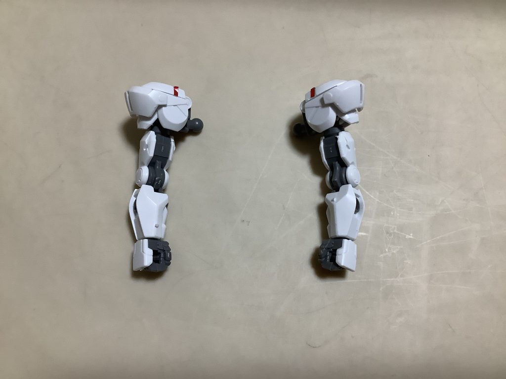 今度は腕です。肩のシェルユニットは赤いメタリックシールです。他のパーツのように半透明の黒いカバーは付いていないのでしばらくすると剥がれてきます。ただ、曲面に貼るためちっちゃいの2枚、でっかいの1枚に分かれているので一枚だけのめっちゃ細いシールを貼るより楽でした。二重関節では無いですがそこそこ曲がります。手は写真の武器持ち手2個だけで、平手を付けるには別キットの『HG ミラソウル社製フライトユニット』を買わないといけないです。