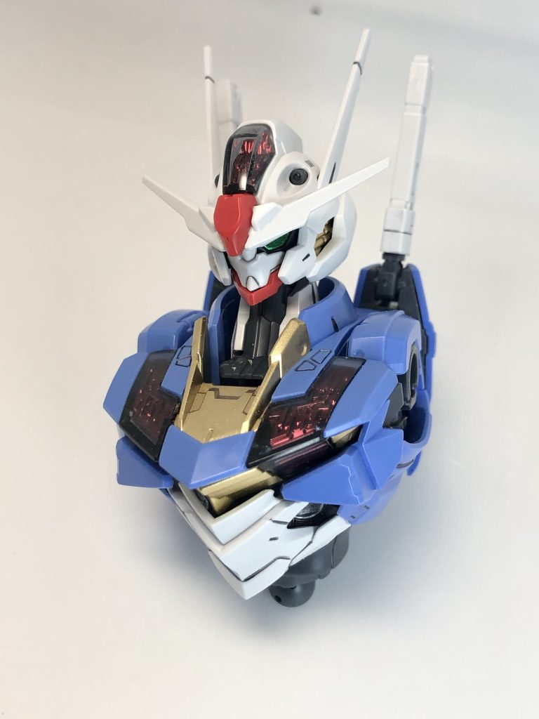 胸部組み立て時。メインカメラは色分けされている代わりに光沢がないのでマーカー筆塗りしました。後、個人的な考えとして、ガンプラの黄色はなんか気に入らないのでゴールド系の塗料で塗り替えることにしています。