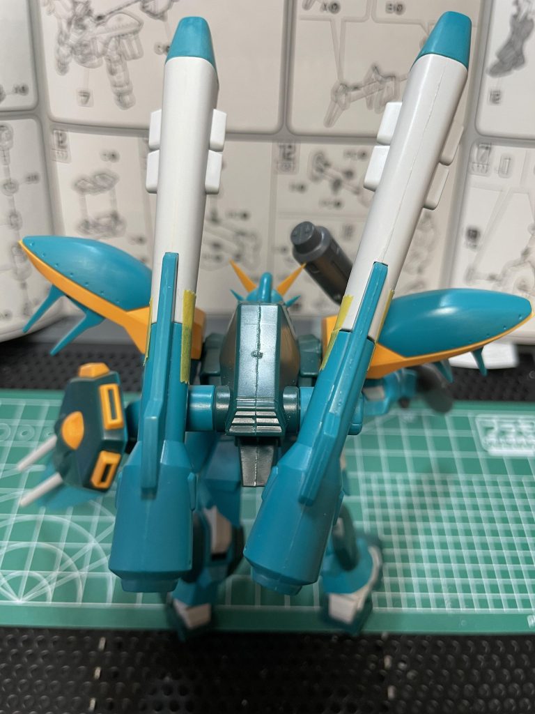 元のキットは背中のシュラークが上下にしか可動域がないので、バックパックの筒状の部分からシュラークを切り離して、ランナーを貫通させて左右にも動くようにしています