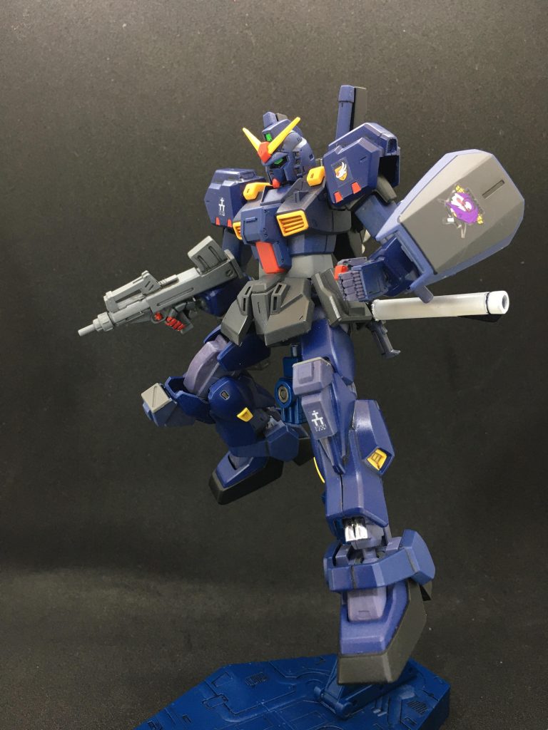 　Mk-Ⅱに比べてヘイズルのボディはボリューム不足なので腹部で1.5mm延長しています。肩アーマーをいつも通り穴を開けたプラ板を貼って独立化しました。出所は例によってハイゼンスレイ・ラーⅡの余りパーツです。　ハンドパーツはビルダーズパーツHD「MSハンド01」(グレー)とシステムウェポン付属品を使用。