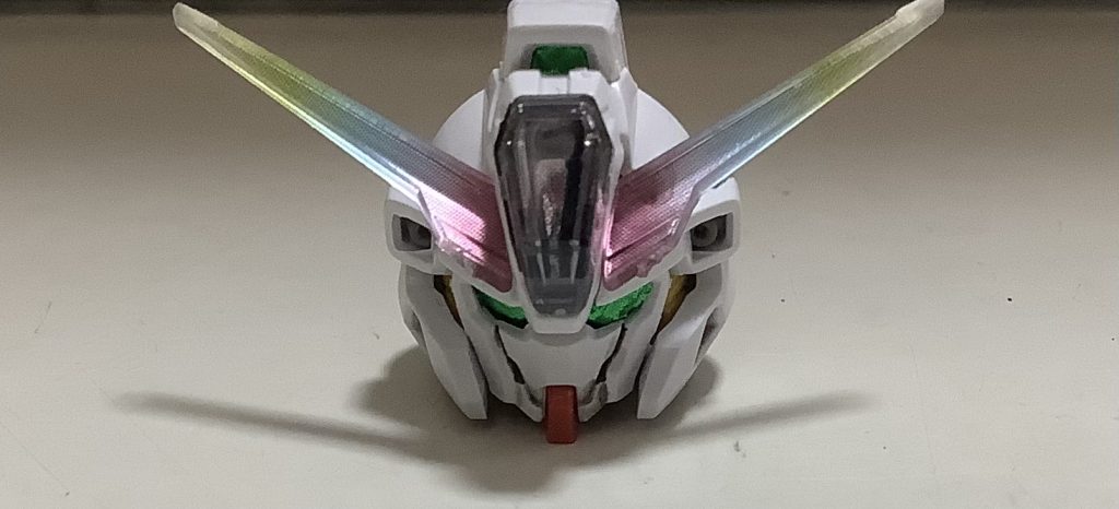 まずは頭部からキャリバーンってやっぱこの虹色のブレードアンテナが綺麗ですよね。緑色のセンサーは全て付属のメタリックシールです。