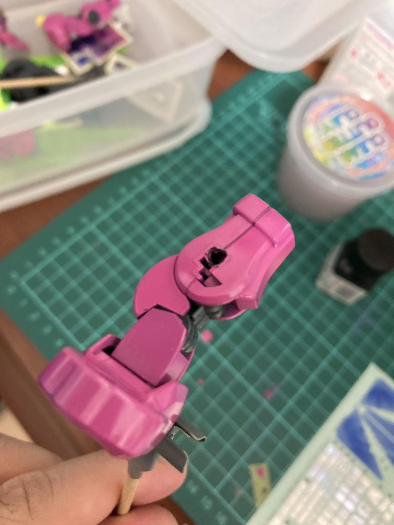 ここの丸いフタみたいなパーツを塗装中に無くしまして…発注するのも時間が掛かるので、全てを解決する穴サイズ3ミリをぶち開ける