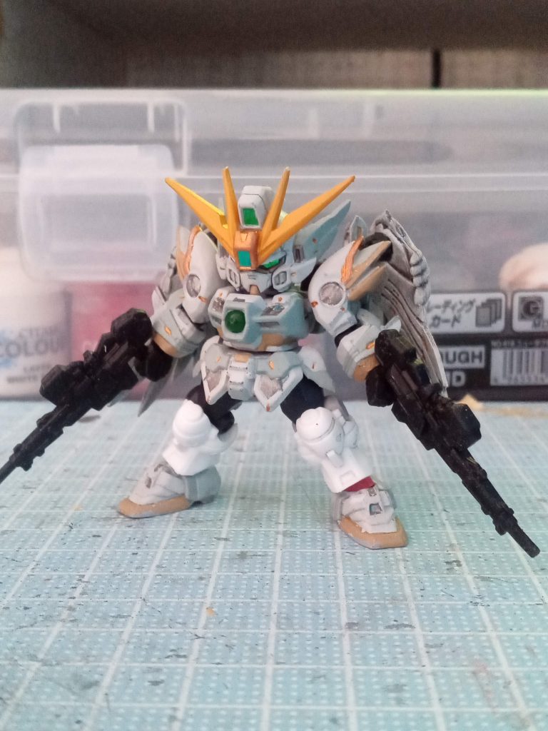 脚部は、余っていたアンサンブルのものから換装しても違和感がすくないものをチョイス。太ももはオーバーフラッグ、スネはステイメンを使用。足はFのものを切って、ボールジョイント部分も他のアンサンブルのものをカットして移植。