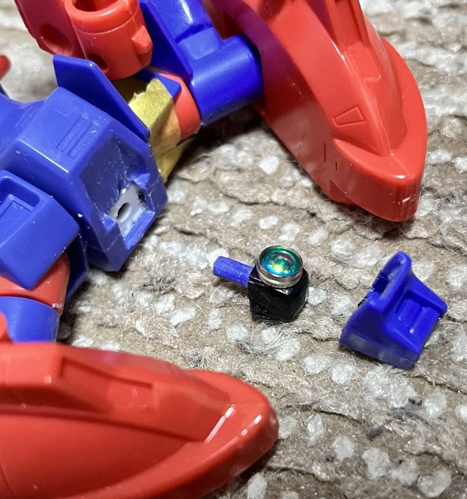 顔部分の改造首周りを1度切断し、モノアイ周りは5mmのモノアイパーツに合わせてパテとプラ板を使い自作しました。