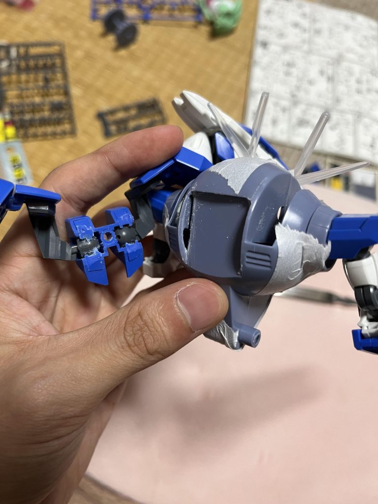 バックパックの取り付けバックパックはそのままだと入り切らないため、少し削ってねじ込めるようにしました