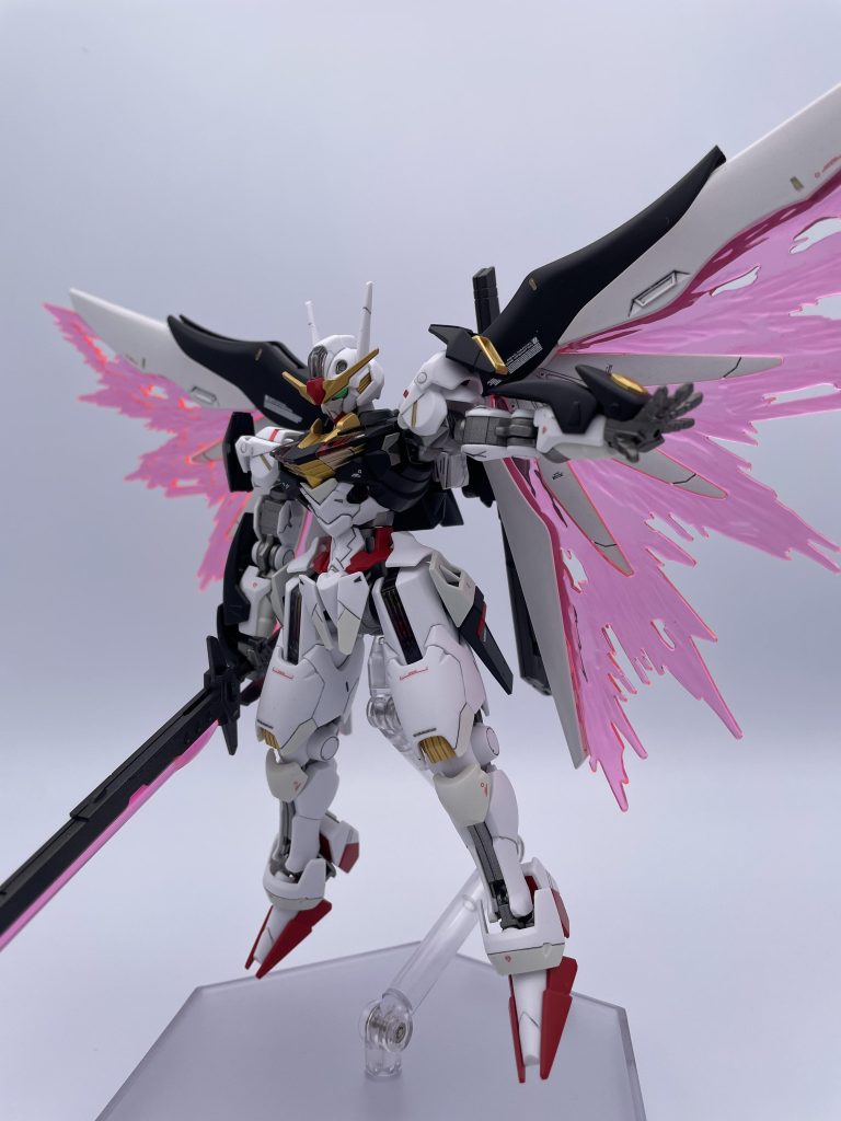 デスティニーのバックパックをそのまま使っているので光の翼も展開できます。