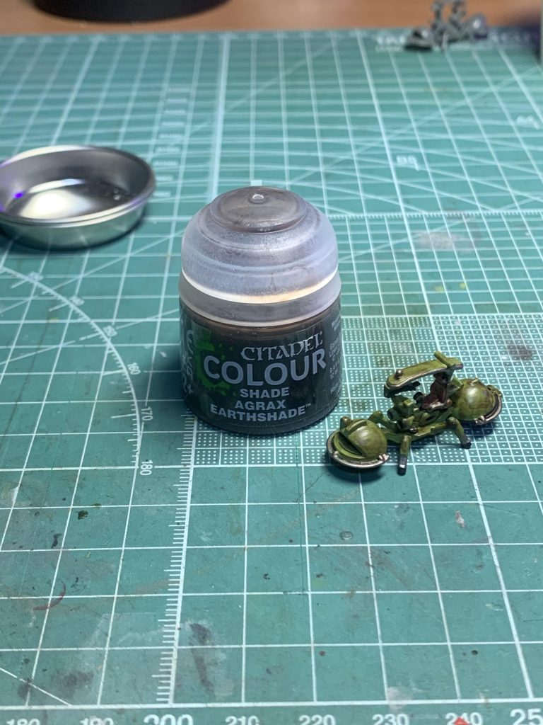 今回はセットに入っていたアグラックスアースシェイドを使用しました。土気のあるところで使用した感を出してくれるというワッパ塗るのに都合の良いもの。