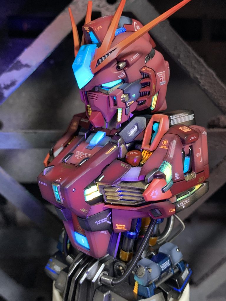 まずは数日かけて全てにスジボリをしなおし、やすりがけで表面処理を行いました。カラーはベースは赤系です。ピンク系の箇所は赤立ち上げにしてグラデーションになるようにしました。濃い赤はあずき色で、黒立ち上げで塗装。他にもグレー、ホワイト系も黒立ち上げでの色分け塗装をしています。このようにベースのカラーは立ち上げを施すことによりキットに説得力を持たせていきました。