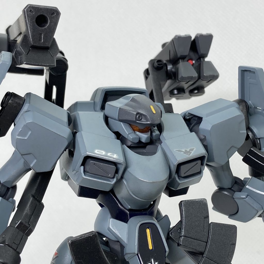 グレーだけだと地味だと思ったのでスリットモールドをセンサーだと解釈してイエローの3dメタリックシールを貼っています。