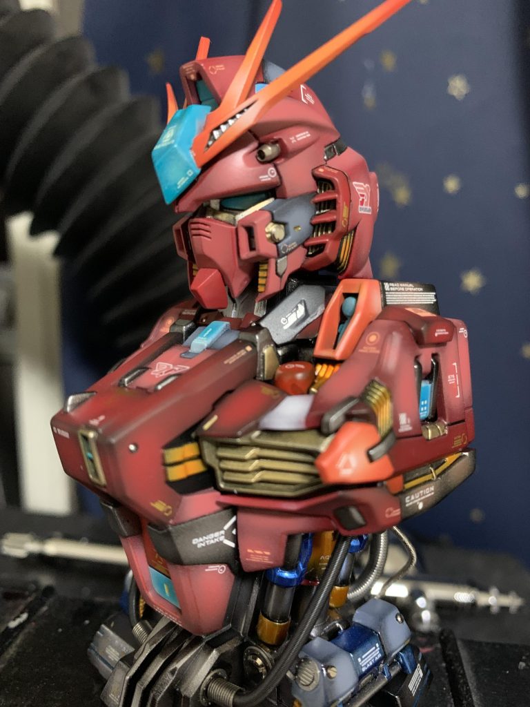 デカールはホワイト、ゴールド、蛍光オレンジを使用してバランスを見ながら配置