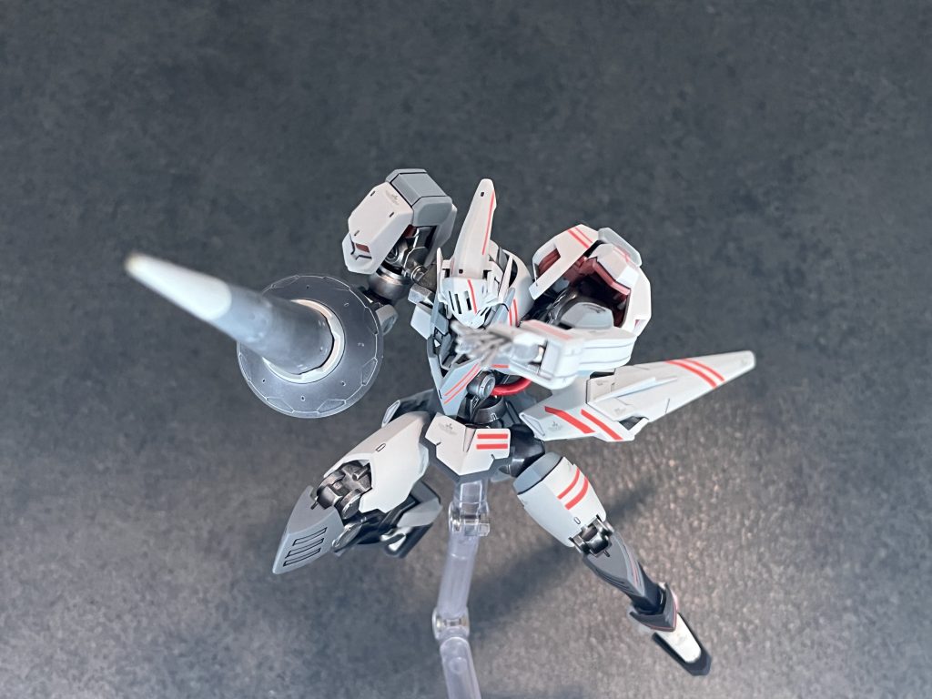 もともとは剣だけで戦うMSって設定にしようかと考えていましたが、それだとヘルムヴィーゲ・リンカーとかオルトリンデと被るので、剣から槍に変更しました。しかし、シュヴェルトライテ(剣の王)の名を冠しながら槍を使うのはタブーな感じがしたので、リンカーのような再現機という設定に...再現機なので形式番号にBa(base)、名前にジャヴェロット(イタリア語で槍)、また再現機の使う槍なので、オーディンの使う槍の模造品としてグングニールイミテ－ションと名付けました。（もしかしたら鉄血外伝とかでシュヴェルトライテが登場するかもしれないので笑