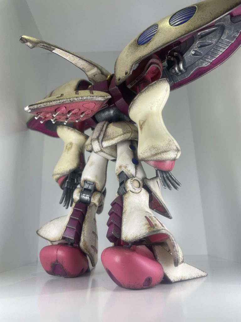 ファンネルは一部シルバーで部分塗装してみました。最近水星の魔女キットばかり組んでたので、久々のポリキャップ。ポーズとっても腕は下がるわ足は開くわで、結局ポージングは諦めました笑