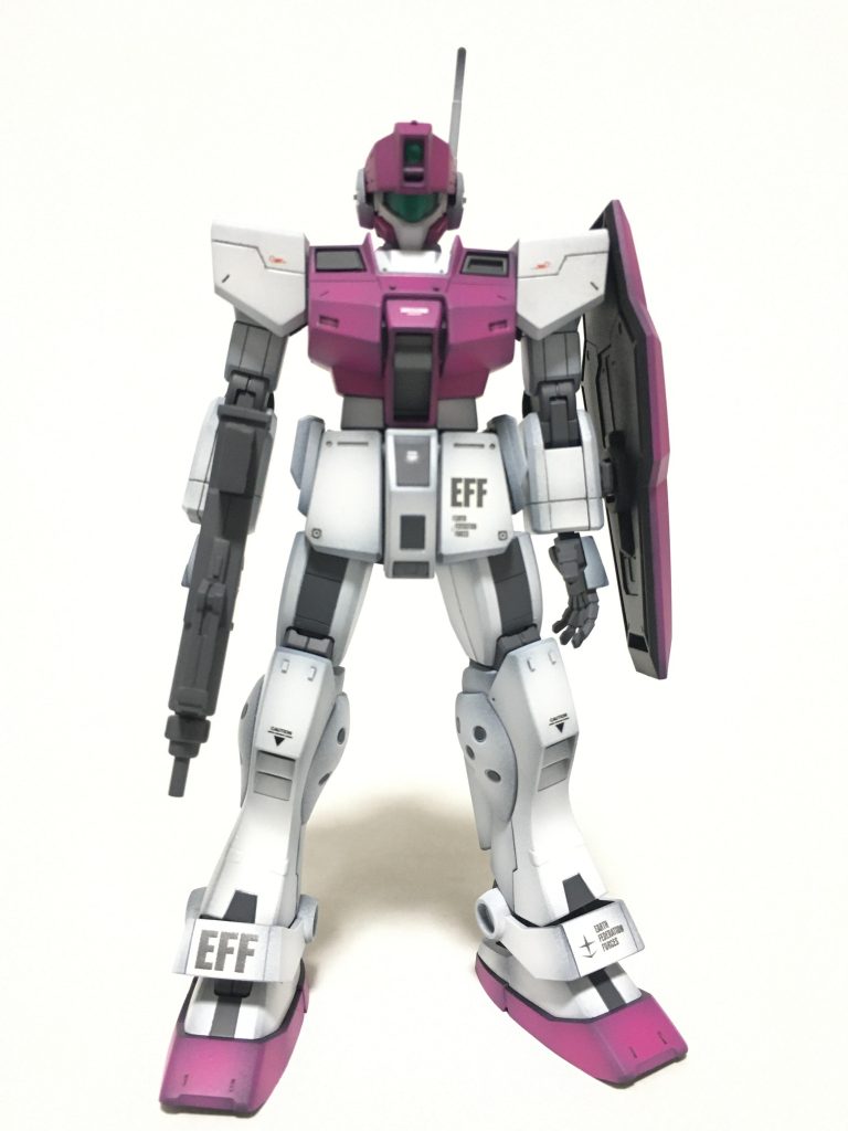 ジムスナイパーⅡを軸に、肩パーツ、シールドはOガンダム、フロントスカートはEz-8のものに置き換えて、よりプレーンな印象になるようにしました。