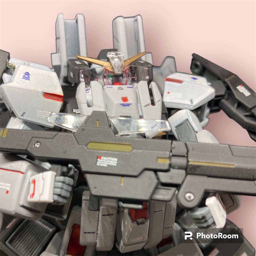 頭部にガンカメラ搭載、トランザム時に使用するフォロスクリーンも搭載。