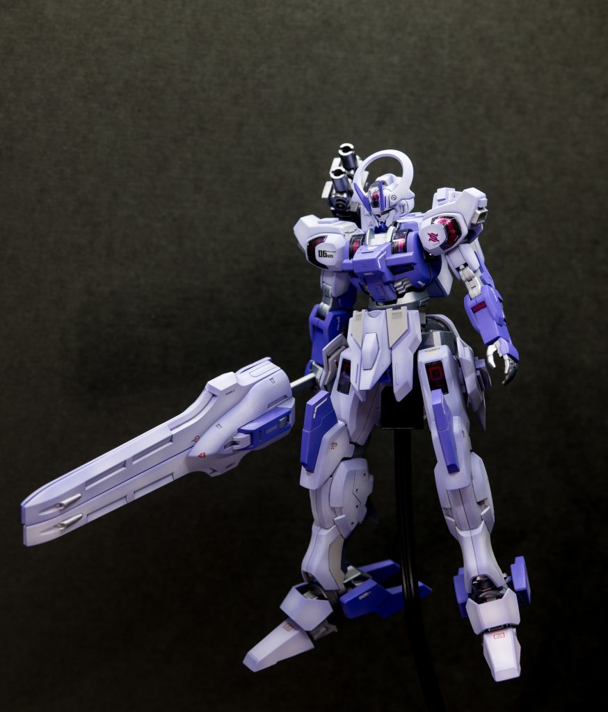 馬の蹄のようなつま先は面白いのですが、好みじゃなかったのでジャンクパーツで置き換えました。背中の追加武装はスモークディスチャージャーのつもりで、ジャンクパーツを組み合わせて作りました。