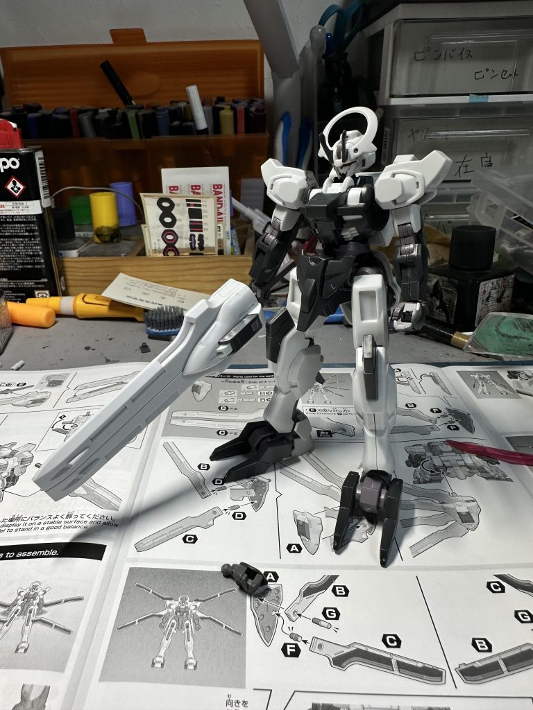 パチ組の写真を探したのですが足首ひっくり返して遊んでたものしか...つま先が短い珍しいデザインなのでこっちでも似合うかと思ったらコレジャナイ感がすごいですね。デザイナーさんってすごいなあ。一説によると白馬の棋士がモチーフとのことなので蹄みたいなことなのでしょうか。デザイナーさんはすごいなあ...