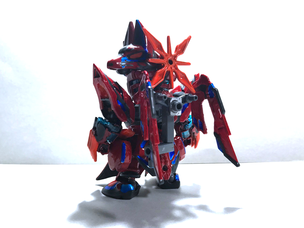 佐助デルタガンダム・倚聖の装(弐式)佐助デルタガンダムが倚聖剣を手にした姿、という設定で製作.sdw佐助デルタガンダムとsdw曹操ウイングガンダム倚聖の装をミキシング、パーツ処理ののちデルタガンダム弐号機のカラーリングを参考に塗り分けています。背中のウイングはデルタガンダムのウイングバインダーに見立てて装着。倚聖剣及び鞘はバックパックのジョイントを介して取り付けておくことができます。