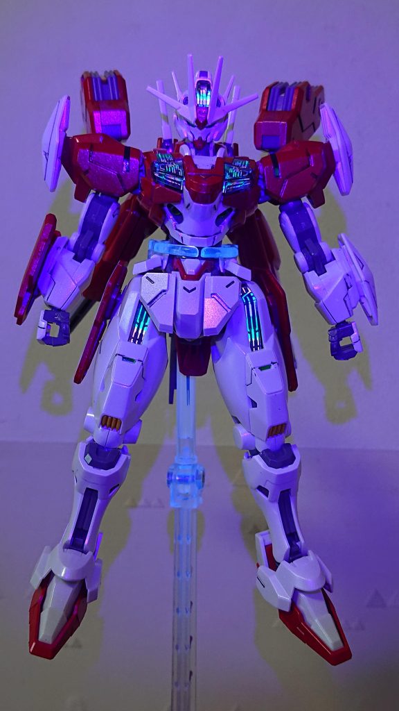 正面から。白も赤もUV当てると少しキラってます♪♪