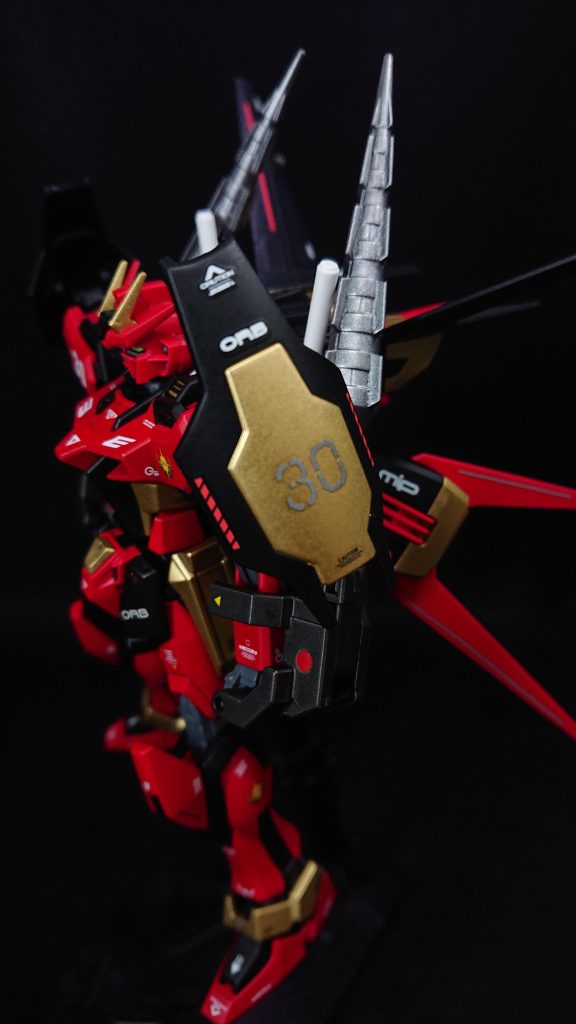 肩部は3mmの穴を開けて、シュバルツリッターの余剰パーツをシールドに見立てて接続しています