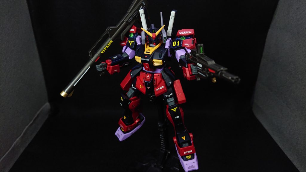 今回はティターンズのデカールを使うこともあり、メインカラーはダークブルーとマイカレッドにし、差し色にMSパープルを入れてみましたパープルが入ったことにより悪役感が出てしまった気がしますw