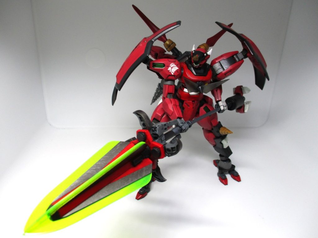 武装その2 ビームドリルランス。先端が回転して攻撃します。これが重すぎたせいで、肩関節を強化しなければなりませんでした。穂先あたりはスクラッチで、エフェクトはマーカーが消える下敷きを使用。あとはエルドラブルートの武器とかダリルバルデの足とか繫いでます。穂先と鍔が逆回転することで反動を打ち消し、安定した保持が可能になる、という設定。